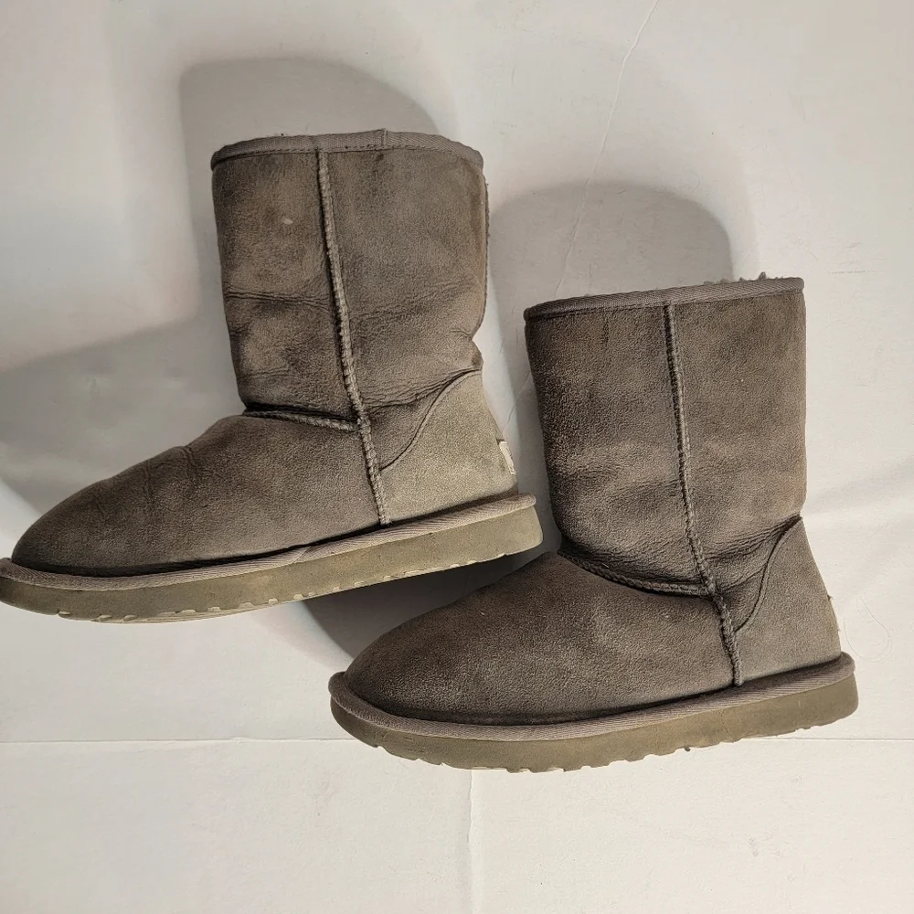 Ugg Boots Classic Short Sz 7 Gray Sheepskin Lined 5825